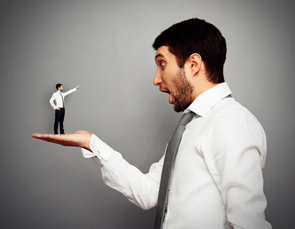 Hombre pequeño señalando al hombre grande asombrado — Foto de Stock