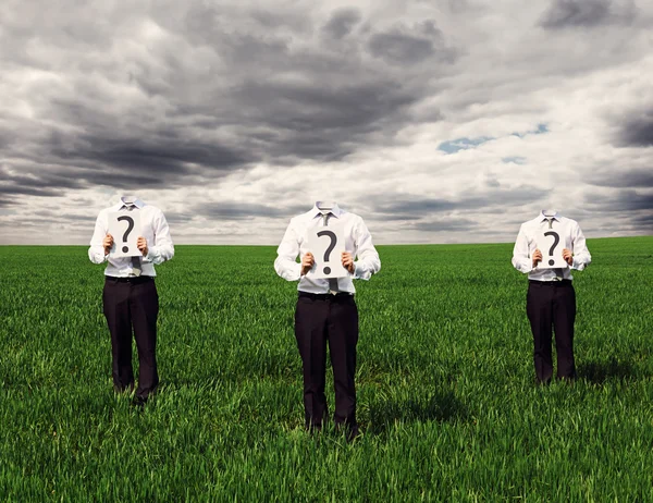 Anonieme mannen houden plakkaat met vraagteken — Stockfoto