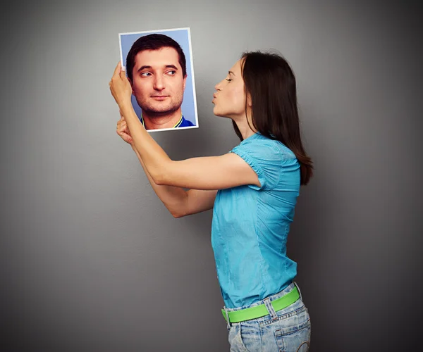 Mulher beijando a foto do jovem — Fotografia de Stock