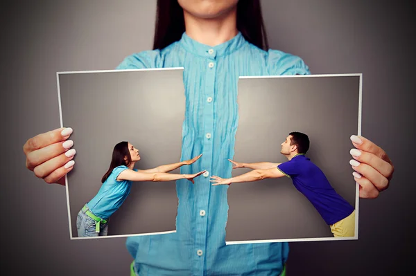 Vrouw met de verscheurde foto van paar — Stockfoto