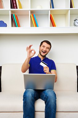 adam laptop ve kredi kartı ok işareti gösteriliyor