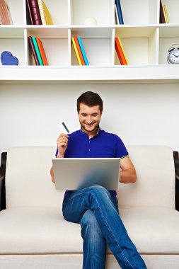 adam evde kredi kartı ve dizüstü