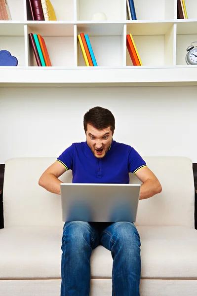 Student werkt op laptop — Stockfoto