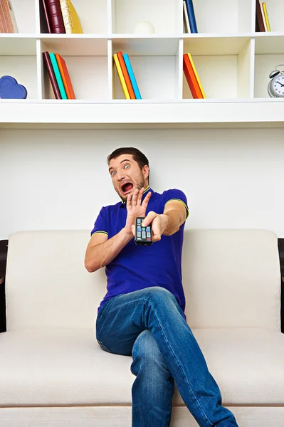 Hombre asustado viendo película de terror —  Fotos de Stock