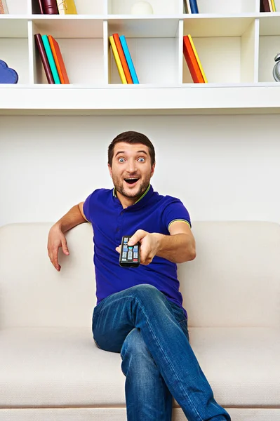 Emocionado hombre viendo la televisión —  Fotos de Stock