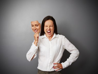 iş kadını öfkesini maskenin arkasında saklanıyor