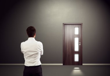 Kapıda görünen adam