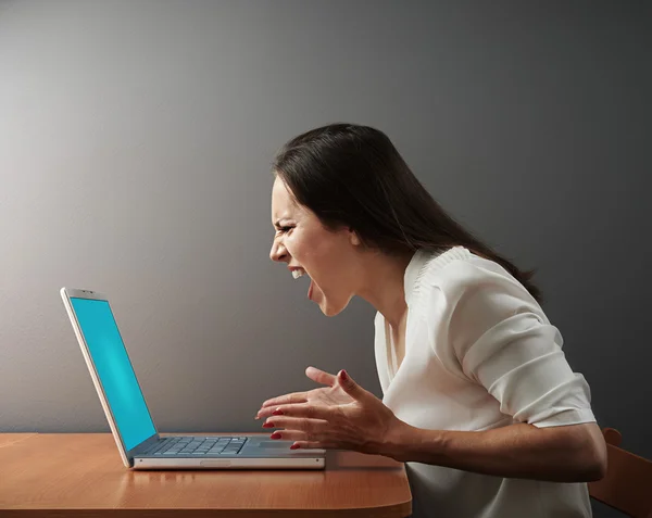 Mujer enojada con portátil — Foto de Stock