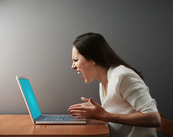 Mulher zangada com laptop — Fotografia de Stock