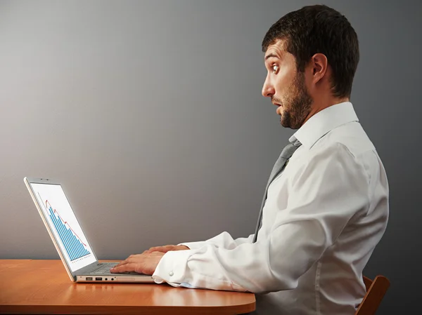 Podnikatel se dívá na svůj laptop — Stock fotografie