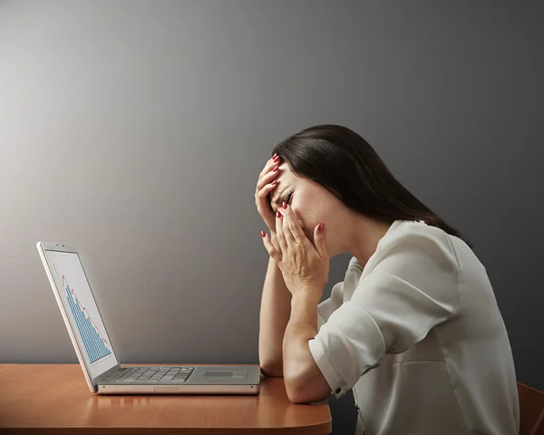 Mulher deprimida com laptop — Fotografia de Stock