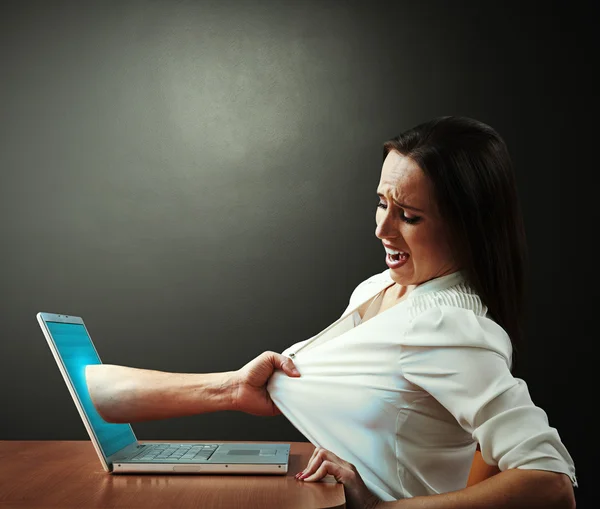 Mans hand trekken van jonge vrouw — Stockfoto