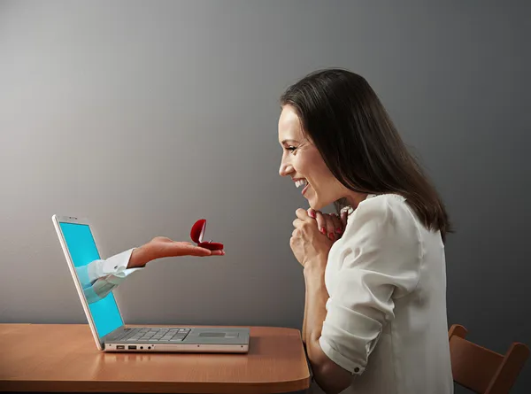 Vrouw kijken naar ring — Stockfoto