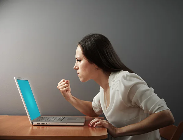 Женщина показывает пальцем на ноутбук — стоковое фото