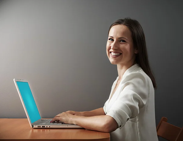 Jovem mulher trabalhando com laptop — Fotografia de Stock