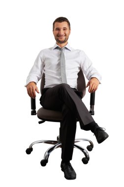 ofis sandalye üzerinde oturan ve gülen adam