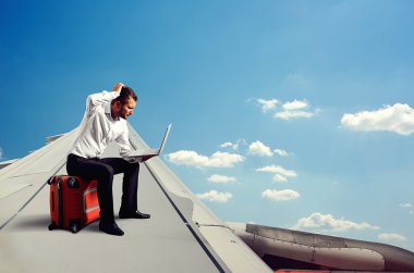 laptop arıyorum ve uçan adam