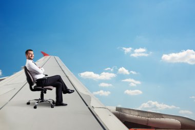 sandalyede oturan ve uçan adam