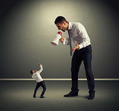 büyük patron küçük adama çığlık