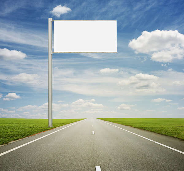 пустой рекламный щит на дороге
