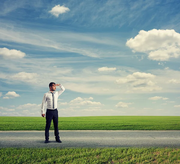 yolda duran ve ileriye dönük adam