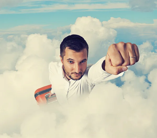 Mann fliegt durch die Wolken — Stockfoto