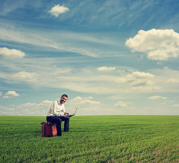 Empresario trabajando con portátil — Foto de Stock