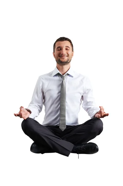 Homem em desgaste formal praticando ioga — Fotografia de Stock