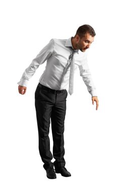 korkmuş işadamı aşağı bakıyor