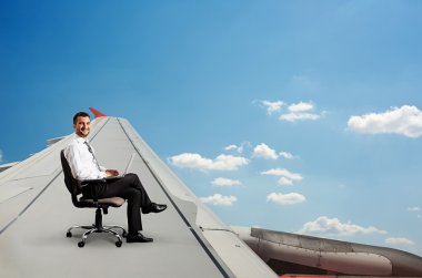 Adam uçuyor ve laptop ile çalışma