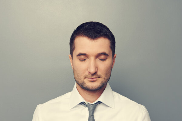 Бизнесмен с закрытыми глазами
