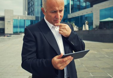 tablet pc arayan adam