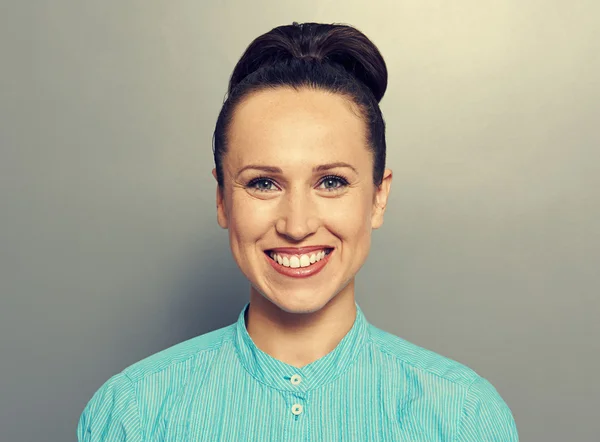 Beautiful young woman smiling — Stock Photo, Image