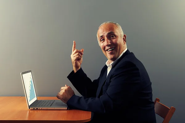 Chefe apontando para cima e sorrindo — Fotografia de Stock