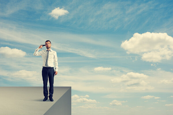 отчаянный бизнесмен с оружием
