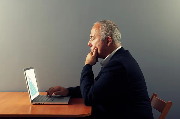 Mann schaut auf Grafik — Stockfoto