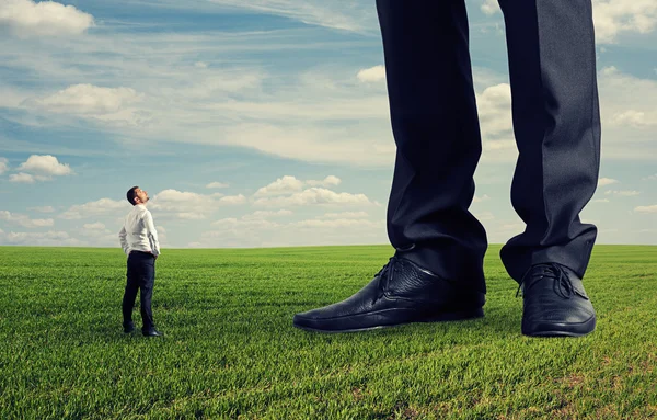 Hombre mirando a su gran jefe — Foto de Stock