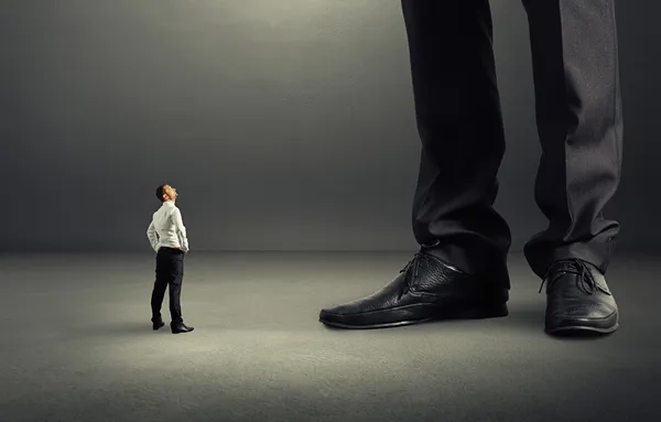 Homem olhando para o seu grande chefe — Fotografia de Stock