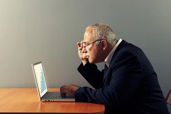 Mann schaut auf Laptop — Stockfoto