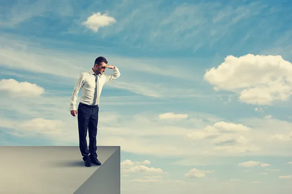 adam kenarında duran ve aşağı bakıyor