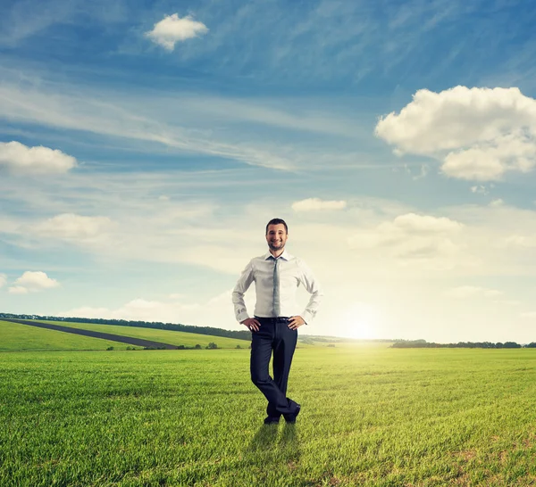 Человек стоит на зеленом поле — стоковое фото