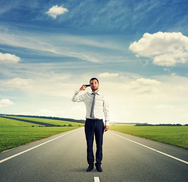 Homme avec arme debout sur la route — Photo