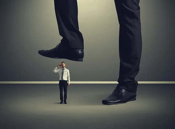 Man met geweer onder grote been zijn baas — Stockfoto