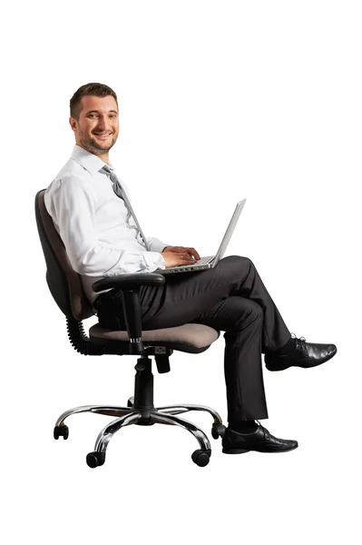 笔记本电脑坐在办公椅上的男人 — 图库照片