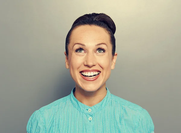 Alegre chica mirando hacia arriba — Foto de Stock