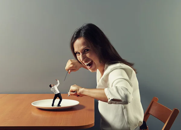 Mujer listo a comer pequeño asustado hombre — Foto de Stock