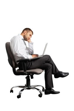 ofis sandalye üzerinde oturan yorgun işadamı