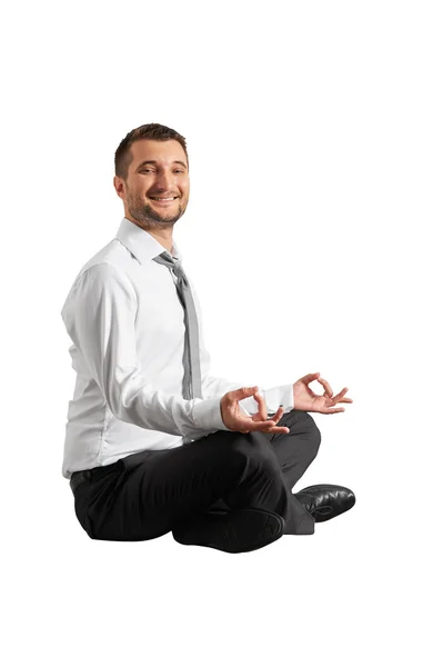 Sonriente hombre de negocios practicando yoga —  Fotos de Stock