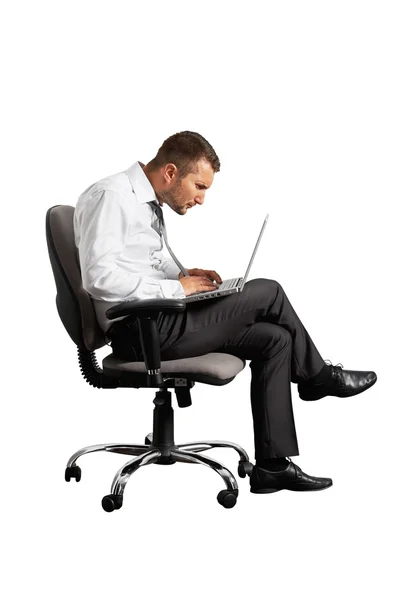 Geconcentreerd man aan het werk met laptop — Stockfoto