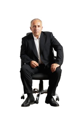ofis sandalye üzerinde oturan ciddi iş adamı